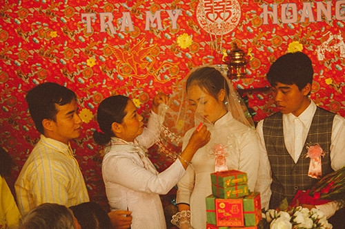 Xúc động bộ ảnh “Cưới sum vầy” gợi nhớ về thập niên 80 - Ảnh 18 Xúc động bộ ảnh “Cưới sum vầy” gợi nhớ về thập niên 80 - Ảnh 18