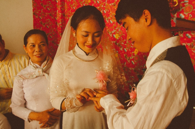 Xúc động bộ ảnh “Cưới sum vầy” gợi nhớ về thập niên 80 - Ảnh 21 Xúc động bộ ảnh “Cưới sum vầy” gợi nhớ về thập niên 80 - Ảnh 21