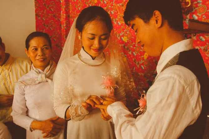 Xúc động bộ ảnh “Cưới sum vầy” gợi nhớ về thập niên 80 - Ảnh 21 Xúc động bộ ảnh “Cưới sum vầy” gợi nhớ về thập niên 80 - Ảnh 21