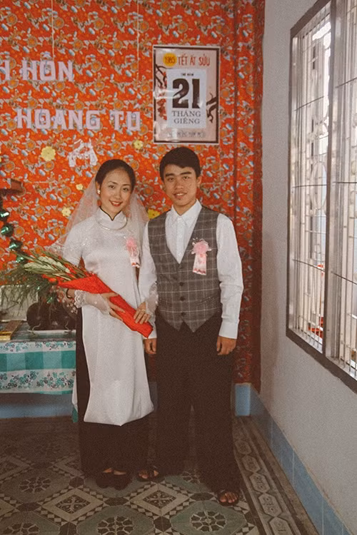 Xúc động bộ ảnh “Cưới sum vầy” gợi nhớ về thập niên 80 - Ảnh 30 Xúc động bộ ảnh “Cưới sum vầy” gợi nhớ về thập niên 80 - Ảnh 30