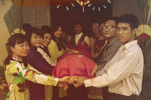 Xúc động bộ ảnh “Cưới sum vầy” gợi nhớ về thập niên 80 - Ảnh 5 Xúc động bộ ảnh “Cưới sum vầy” gợi nhớ về thập niên 80 - Ảnh 5