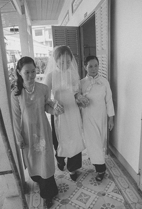 Xúc động bộ ảnh “Cưới sum vầy” gợi nhớ về thập niên 80 - Ảnh 14 Xúc động bộ ảnh “Cưới sum vầy” gợi nhớ về thập niên 80 - Ảnh 14