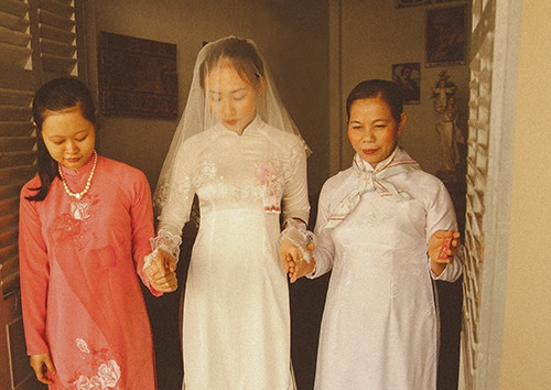 Xúc động bộ ảnh “Cưới sum vầy” gợi nhớ về thập niên 80 - Ảnh 13 Xúc động bộ ảnh “Cưới sum vầy” gợi nhớ về thập niên 80 - Ảnh 13