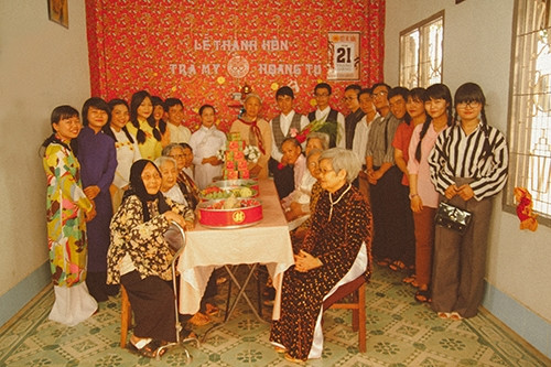 Xúc động bộ ảnh “Cưới sum vầy” gợi nhớ về thập niên 80 - Ảnh 11 Xúc động bộ ảnh “Cưới sum vầy” gợi nhớ về thập niên 80 - Ảnh 11