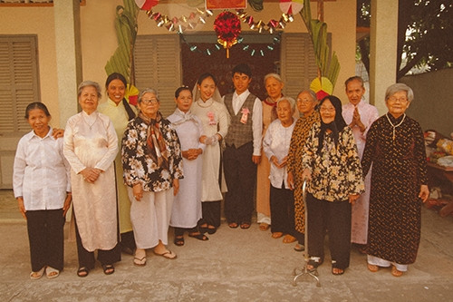 Xúc động bộ ảnh “Cưới sum vầy” gợi nhớ về thập niên 80 - Ảnh 26 Xúc động bộ ảnh “Cưới sum vầy” gợi nhớ về thập niên 80 - Ảnh 26