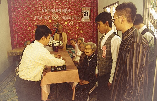 Xúc động bộ ảnh “Cưới sum vầy” gợi nhớ về thập niên 80 - Ảnh 6 Xúc động bộ ảnh “Cưới sum vầy” gợi nhớ về thập niên 80 - Ảnh 6