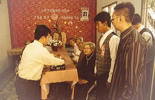 Xúc động bộ ảnh “Cưới sum vầy” gợi nhớ về thập niên 80 - Ảnh 6 Xúc động bộ ảnh “Cưới sum vầy” gợi nhớ về thập niên 80 - Ảnh 6