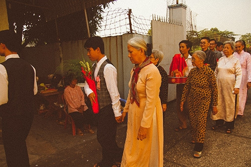 Xúc động bộ ảnh “Cưới sum vầy” gợi nhớ về thập niên 80 - Ảnh 4 Xúc động bộ ảnh “Cưới sum vầy” gợi nhớ về thập niên 80 - Ảnh 4