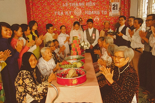 Xúc động bộ ảnh “Cưới sum vầy” gợi nhớ về thập niên 80 - Ảnh 22 Xúc động bộ ảnh “Cưới sum vầy” gợi nhớ về thập niên 80 - Ảnh 22