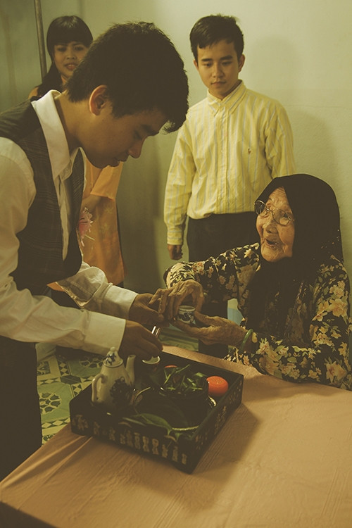 Xúc động bộ ảnh “Cưới sum vầy” gợi nhớ về thập niên 80 - Ảnh 8 Xúc động bộ ảnh “Cưới sum vầy” gợi nhớ về thập niên 80 - Ảnh 8