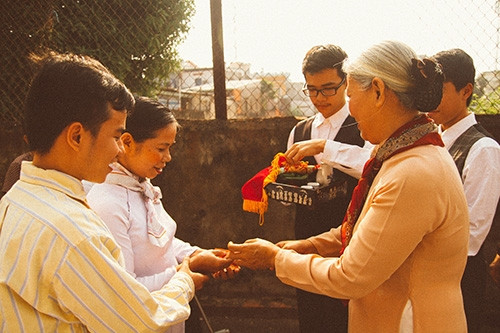 Xúc động bộ ảnh “Cưới sum vầy” gợi nhớ về thập niên 80 - Ảnh 2 Xúc động bộ ảnh “Cưới sum vầy” gợi nhớ về thập niên 80 - Ảnh 2