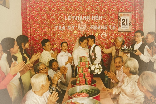 Xúc động bộ ảnh “Cưới sum vầy” gợi nhớ về thập niên 80 - Ảnh 23 Xúc động bộ ảnh “Cưới sum vầy” gợi nhớ về thập niên 80 - Ảnh 23