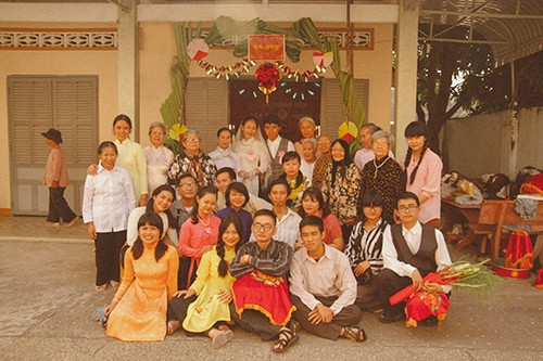 Xúc động bộ ảnh “Cưới sum vầy” gợi nhớ về thập niên 80 - Ảnh 28 Xúc động bộ ảnh “Cưới sum vầy” gợi nhớ về thập niên 80 - Ảnh 28