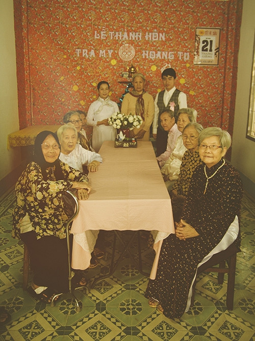 Xúc động bộ ảnh “Cưới sum vầy” gợi nhớ về thập niên 80 - Ảnh 9 Xúc động bộ ảnh “Cưới sum vầy” gợi nhớ về thập niên 80 - Ảnh 9