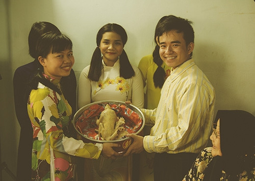 Xúc động bộ ảnh “Cưới sum vầy” gợi nhớ về thập niên 80 - Ảnh 7 Xúc động bộ ảnh “Cưới sum vầy” gợi nhớ về thập niên 80 - Ảnh 7