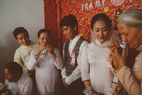 Xúc động bộ ảnh “Cưới sum vầy” gợi nhớ về thập niên 80 - Ảnh 24 Xúc động bộ ảnh “Cưới sum vầy” gợi nhớ về thập niên 80 - Ảnh 24