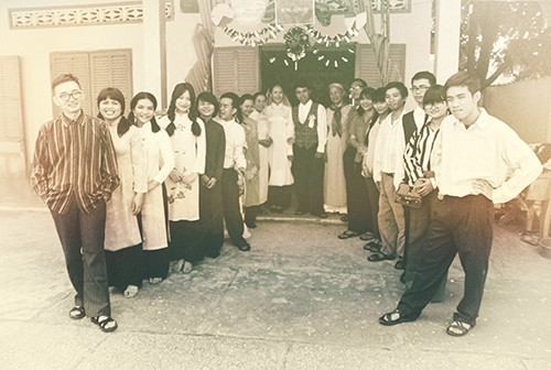 Xúc động bộ ảnh “Cưới sum vầy” gợi nhớ về thập niên 80 - Ảnh 29 Xúc động bộ ảnh “Cưới sum vầy” gợi nhớ về thập niên 80 - Ảnh 29