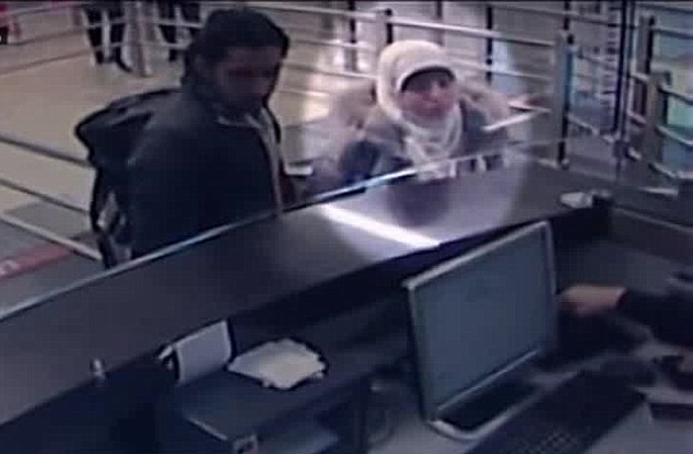 Hình ảnh cho thấy Hayat Boumeddiene đã lên máy bay bằng hộ chiếu giả Hình ảnh cho thấy Hayat Boumeddiene đã lên máy bay bằng hộ chiếu giả