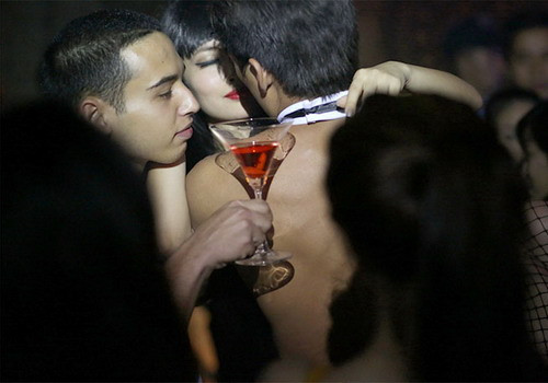 Một cảnh quay nóng bỏng trong phim "Cha và con và...". Một cảnh quay nóng bỏng trong phim