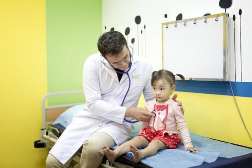 Bác sĩ Didier Decamps cho biết, hàng năm khi thời tiết giao mùa, số lượng trẻ nhập viện do các vấn đề về hô hấp tăng đột biến. Ảnh: Daisy. daisy1-8298-1421258740.jpg