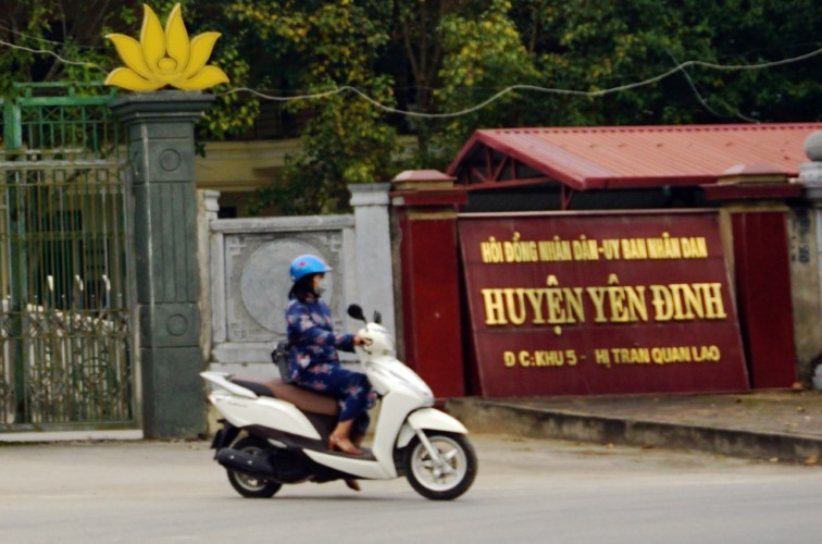 Trụ sở UBND huyện Yên Định (Thanh Hóa) – nơi cơ quan này đang lâm nợ hàng chục tỷ đồng của cán bộ và người dân bên ngoài