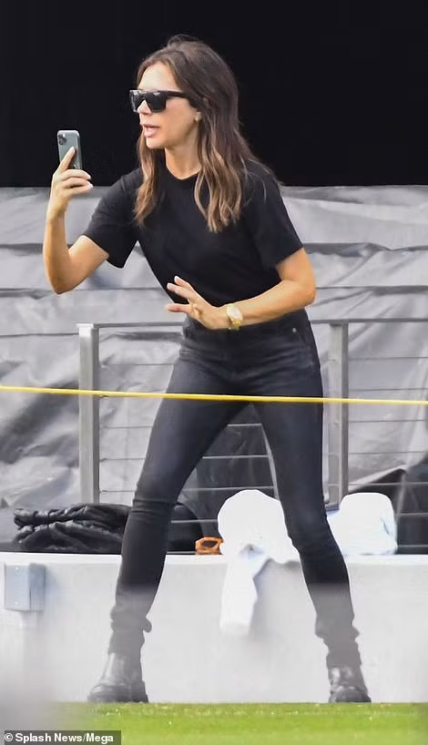 david beckham dam duoi om hon vo ngay tren san co hinh 5