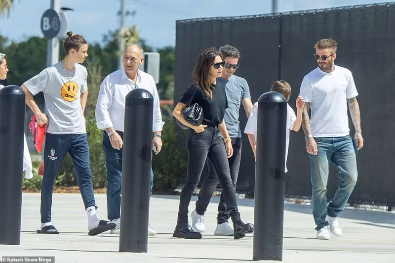 david beckham dam duoi om hon vo ngay tren san co hinh 7