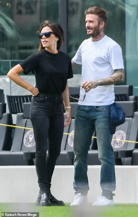 david beckham đắm đuối ôm hôn vợ ngay trên sân cỏ hình 2 david beckham dam duoi om hon vo ngay tren san co hinh 2