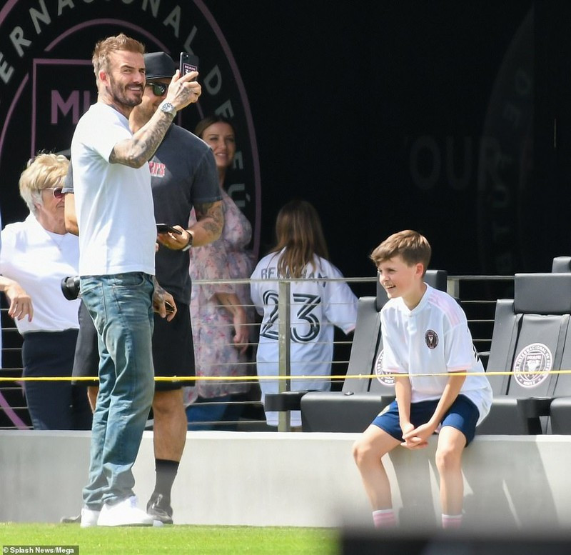 david beckham đắm đuối ôm hôn vợ ngay trên sân cỏ hình 8 david beckham dam duoi om hon vo ngay tren san co hinh 8