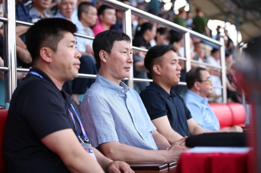 HLV Kim Sang-sik dự khán trận Nam Định thắng Bình Dương 3-1 ở vòng 17 V.League 2023-2024. HLV Kim Sang-sik dự khán trận Nam Định thắng Bình Dương 3-1 ở vòng 17 V.League 2023-2024.