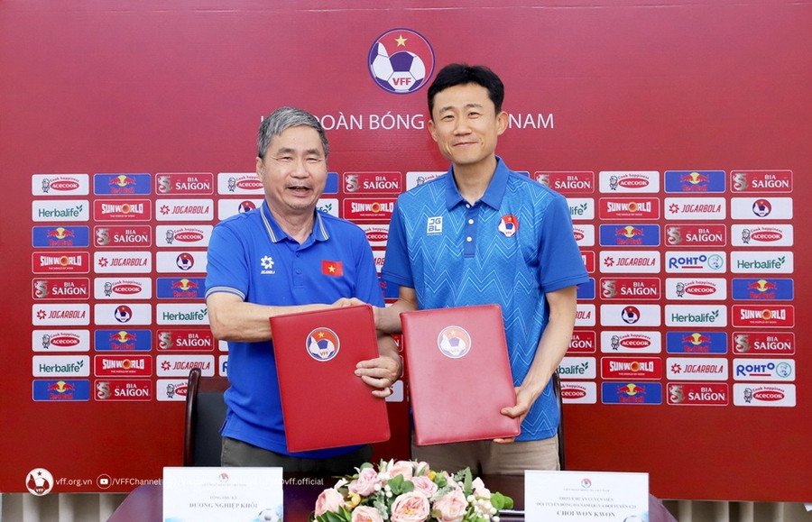 Trợ lý Choi Won-kwon (phải) trong buổi lễ công bố của VFF. Trợ lý Choi Won-kwon (phải) trong buổi lễ công bố của VFF.