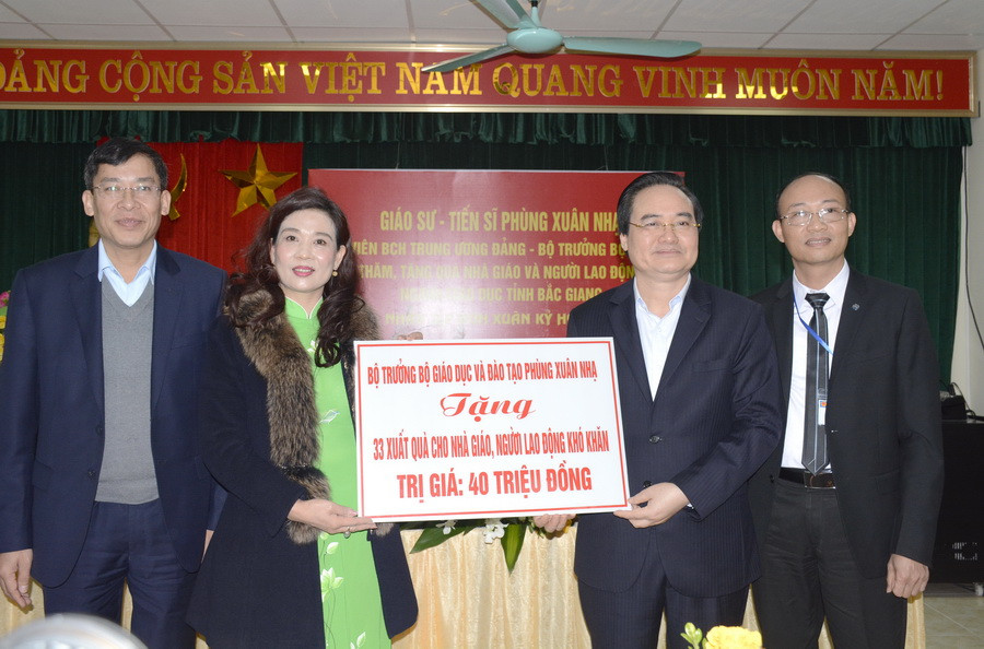 Bộ trưởng Phùng Xuân Nhạ tặng quà Tết cho giáo viên có hoàn cảnh khó khăn của ngành GD&ĐT Bắc Giang Bộ trưởng Phùng Xuân Nhạ tặng quà Tết cho giáo viên có hoàn cảnh khó khăn của ngành GD&ĐT Bắc Giang