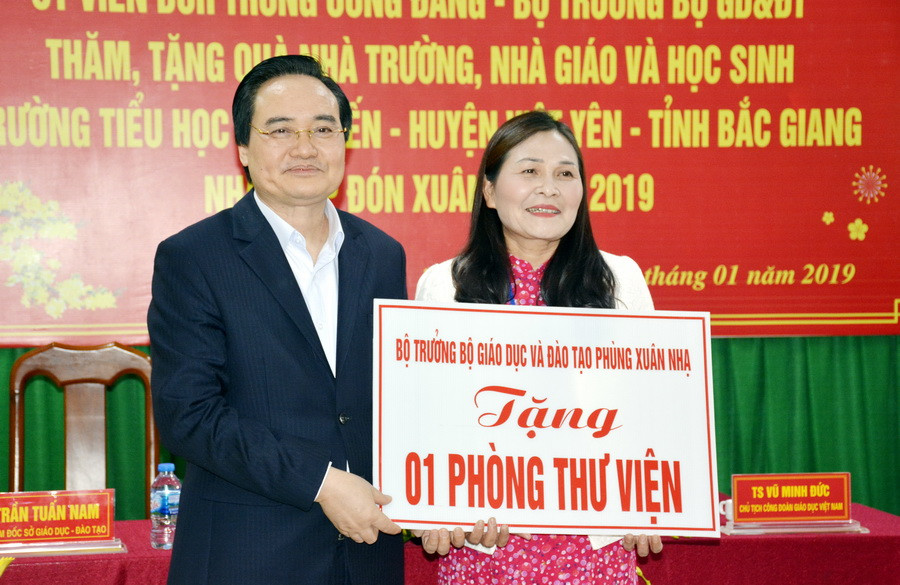 Bộ trưởng Phùng Xuân Nhạ trao tặng một phòng thư viện cho Trường Tiểu học Tăng Tiến với lời nhắn gửi, văn hóa đọc sẽ được hình thành trong mỗi nhà trường và toàn ngành Bộ trưởng Phùng Xuân Nhạ trao tặng một phòng thư viện cho Trường Tiểu học Tăng Tiến với lời nhắn gửi, văn hóa đọc sẽ được hình thành trong mỗi nhà trường và toàn ngành