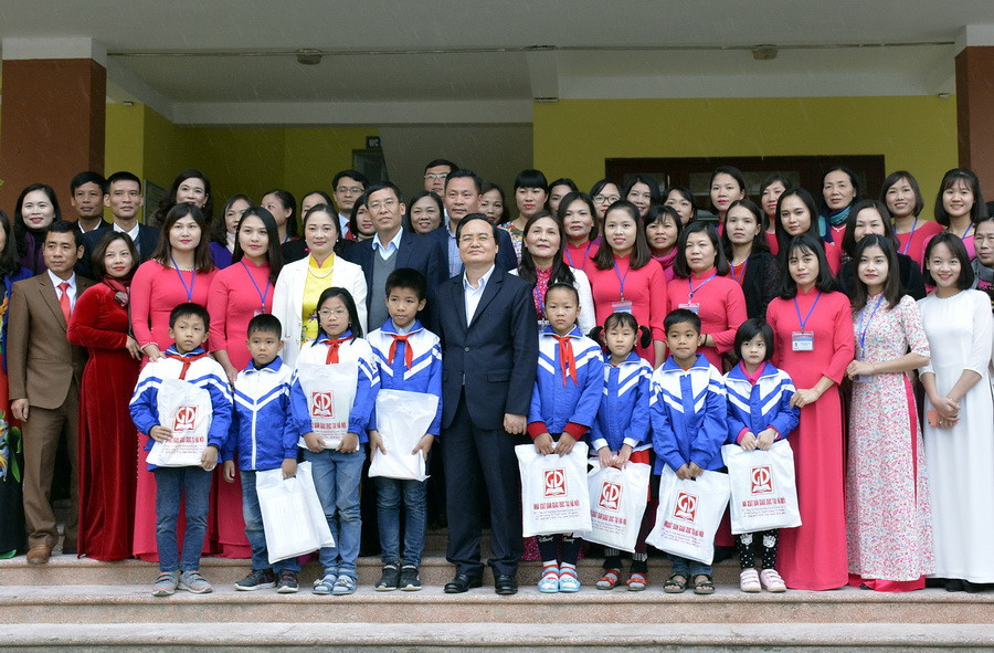 Bộ trưởng Phùng Xuân Nhạ với tập thể sư phạm học sinh trường Tiểu học Tăng Tiến Bộ trưởng Phùng Xuân Nhạ với tập thể sư phạm học sinh trường Tiểu học Tăng Tiến
