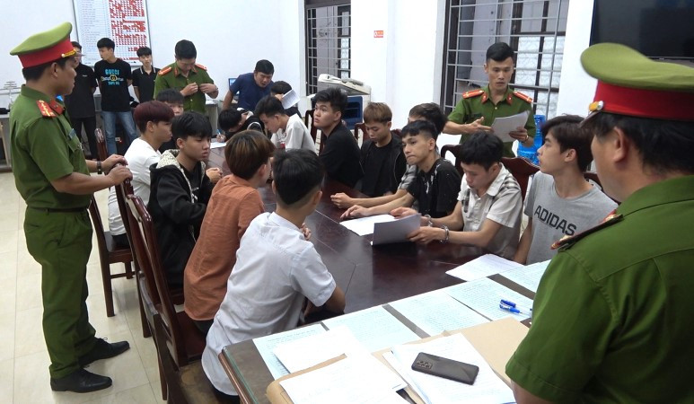 Nhóm thanh, thiếu niên được đưa về trụ sở Công an để làm việc. (Ảnh: CACC)