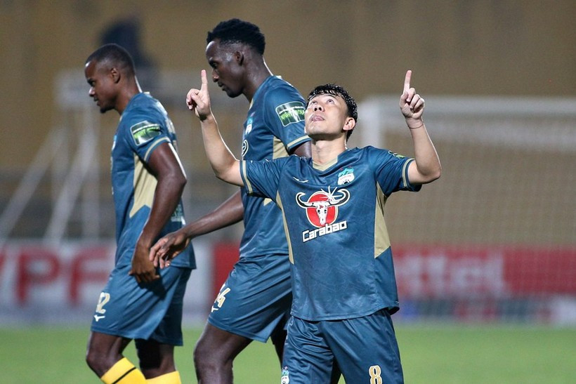 Minh Vương mừng bàn thắng trong màu áo Hoàng Anh Gia Lai. Minh Vương mừng bàn thắng trong màu áo Hoàng Anh Gia Lai.