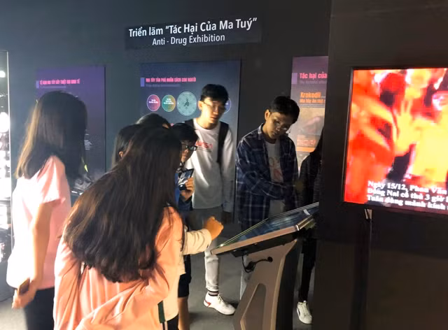 Các bạn trẻ tham gia trải nghiệm tại triển lãm. Ảnh: TG