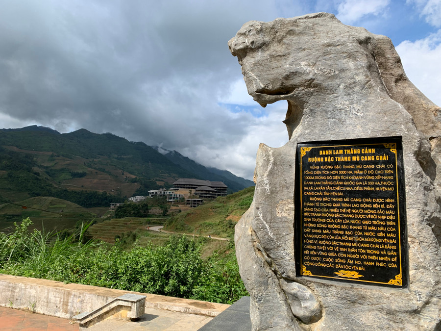 Từ cột mốc thông báo danh thắng nhìn ra phía đồi mâm xôi chúng ta có thể dễ dàng thấy khu resort Từ cột mốc thông báo danh thắng nhìn ra phía đồi mâm xôi chúng ta có thể dễ dàng thấy khu resort