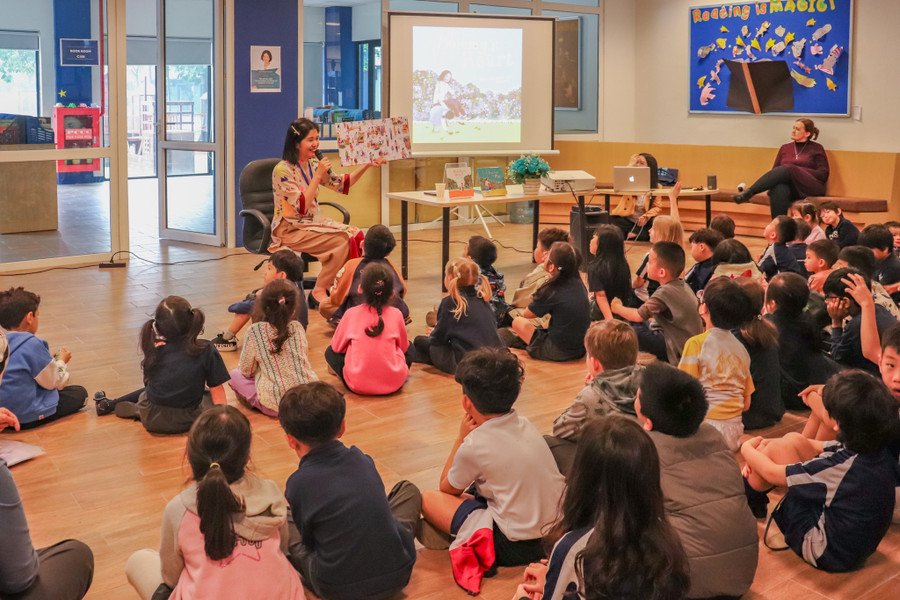 Tác giả sách thiếu nhi Phạm Thị Hoài Anh trong một buổi nói chuyện và đọc sách cùng các bạn nhỏ.