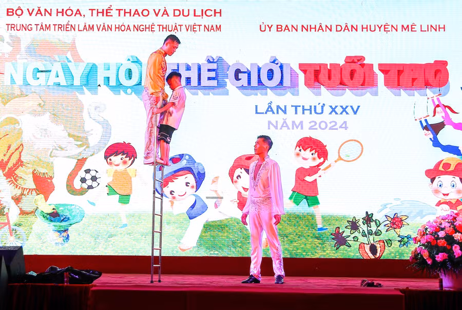 Các em nhỏ được trực tiếp tham gia trải nghiệm diễn xiếc và nhiều hoạt động bổ ích.