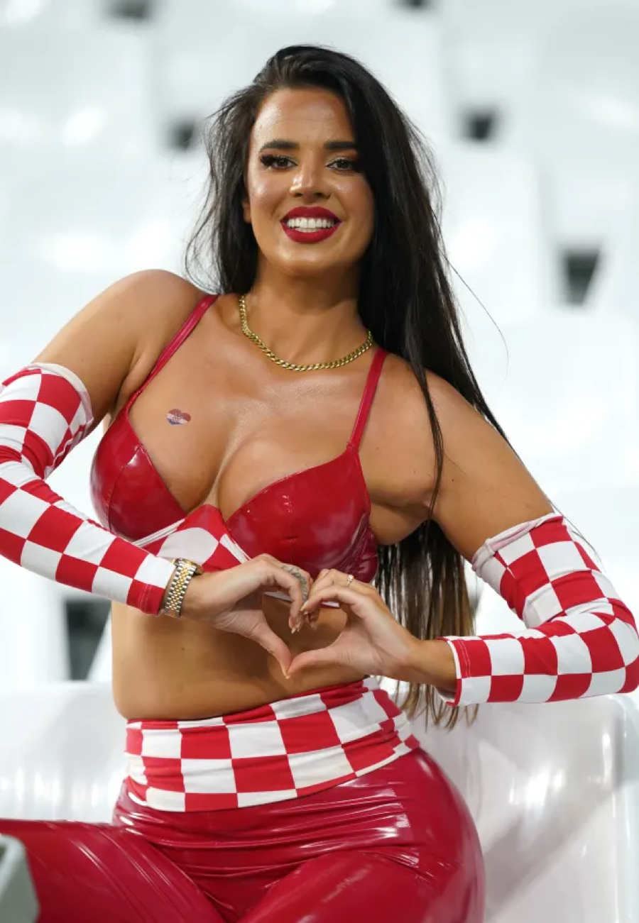 Ivana Knoll gây sốt tại World Cup 2022. Ảnh: The SunSport Ivana Knoll gây sốt tại World Cup 2022. Ảnh: The SunSport