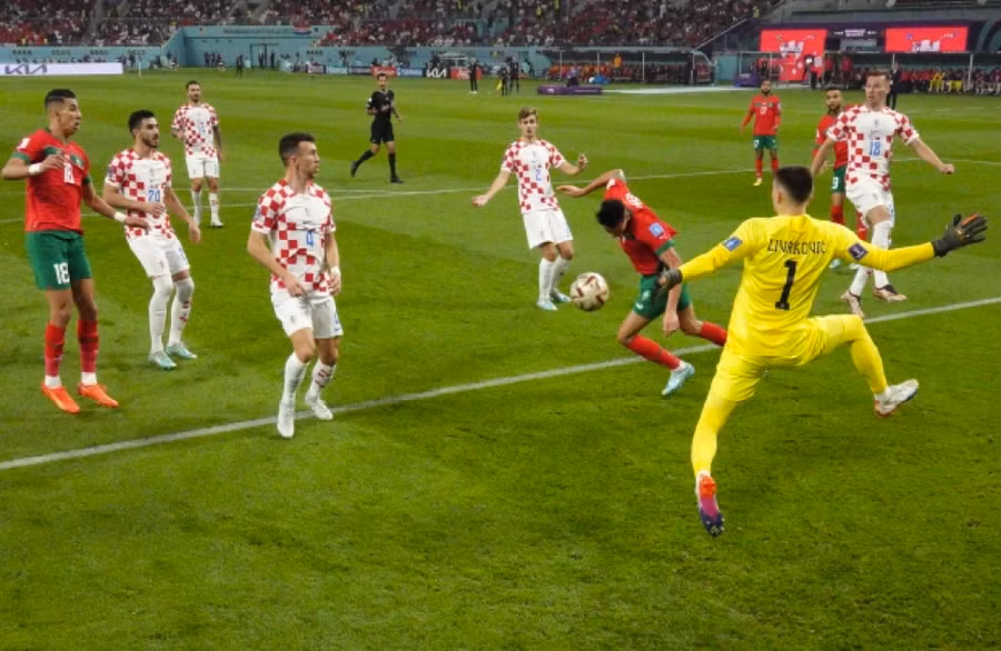 Achraf Dari gỡ hòa cho Ma Rốc chưa đầy hai phút sau đó. Achraf Dari gỡ hòa cho Ma Rốc chưa đầy hai phút sau đó.