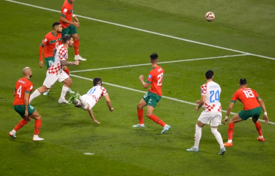Josko Gvardiol đánh đầu mở tỷ số cho Croatia ngay phút thứ 7. Josko Gvardiol đánh đầu mở tỷ số cho Croatia ngay phút thứ 7.