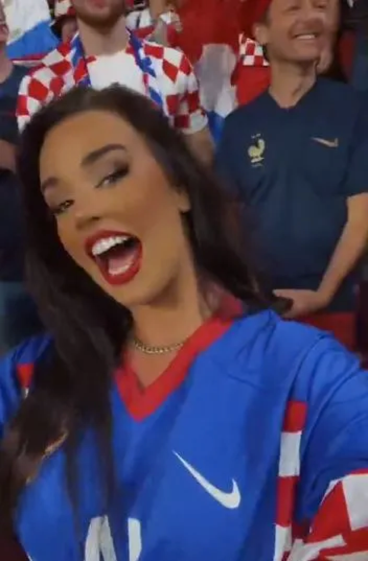 Ivana Knoll trên khán đài sân Khalifa International trận Croatia thắng Ma Rốc 2-1. Ivana Knoll trên khán đài sân Khalifa International trận Croatia thắng Ma Rốc 2-1.