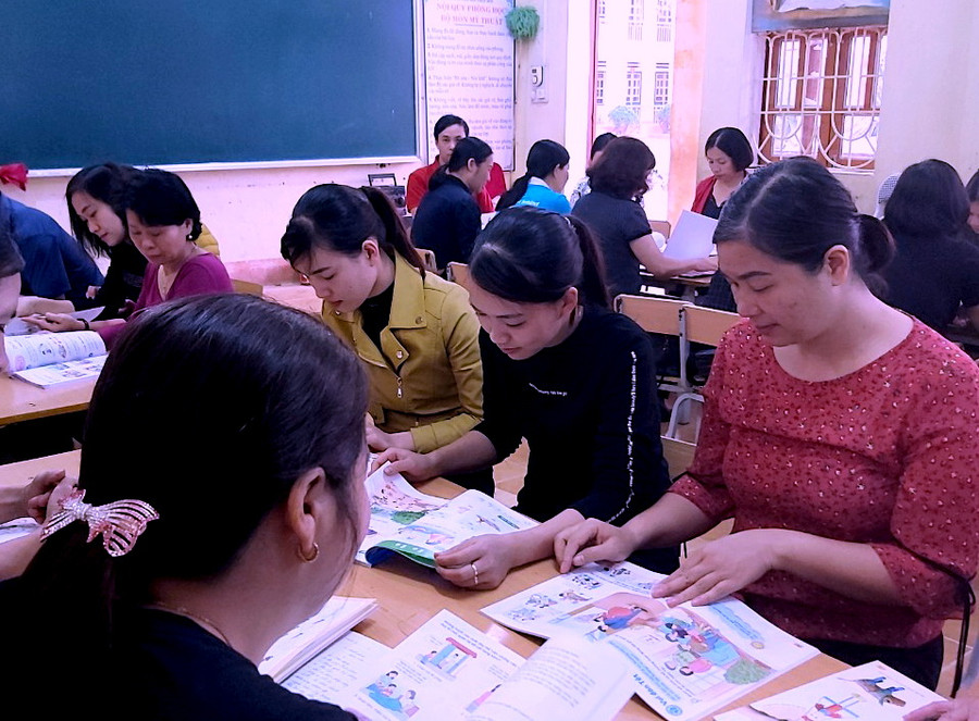 Giáo viên Trường Tiểu học Phúc Sơn đang nghiên cứu các bộ sách giáo khoa mẫu. Giáo viên Trường Tiểu học Phúc Sơn đang nghiên cứu các bộ sách giáo khoa mẫu.