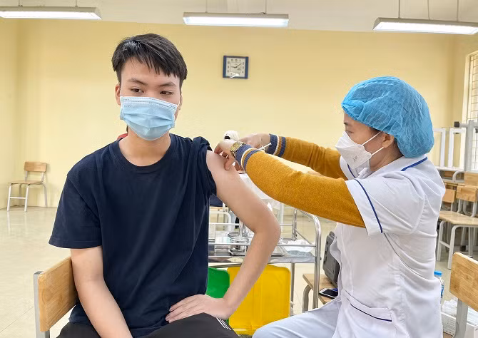 Chuyên gia khuyến cáo người dân thực hiện tốt việc tiêm vắc-xin theo đúng chỉ đạo của Bộ Y tế. Ảnh minh họa.