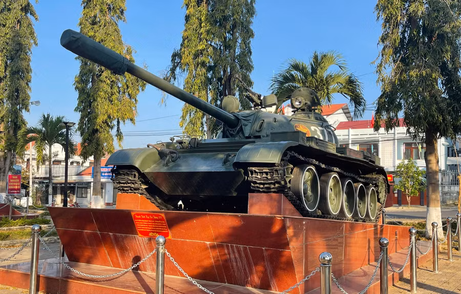 Chiếc xe tăng số hiệu 377 đang được lưu giữ tại tượng đài Chiến thắng Đăk Tô - Tân Cảnh (Kon Tum).