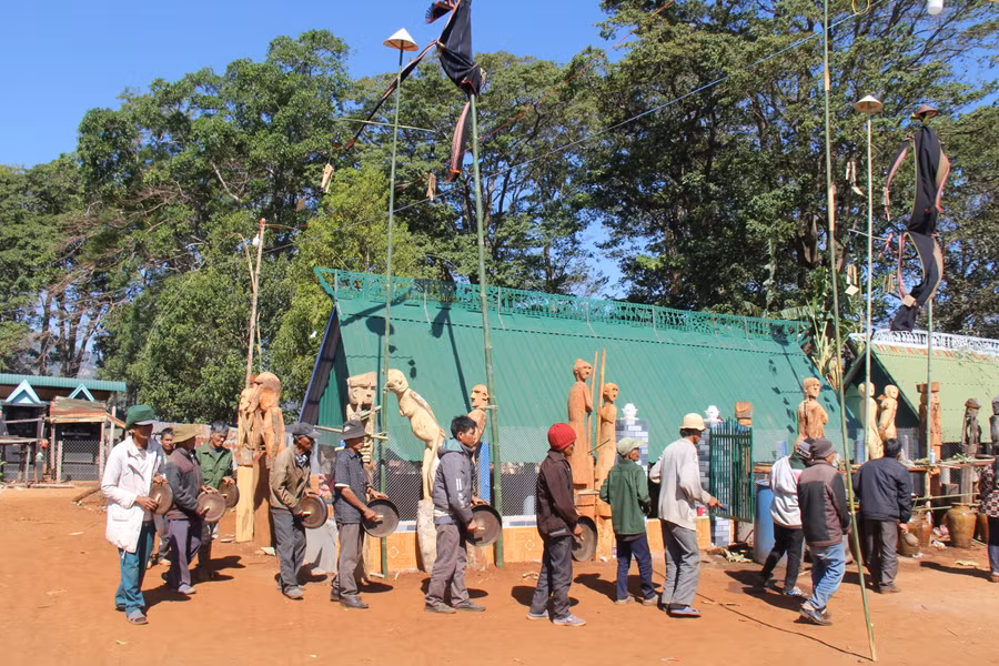 Người dân trong làng Kép 1 đánh cồng chiêng đi quanh nhà mồ để tiễn đưa người đã khuất về với Yàng.