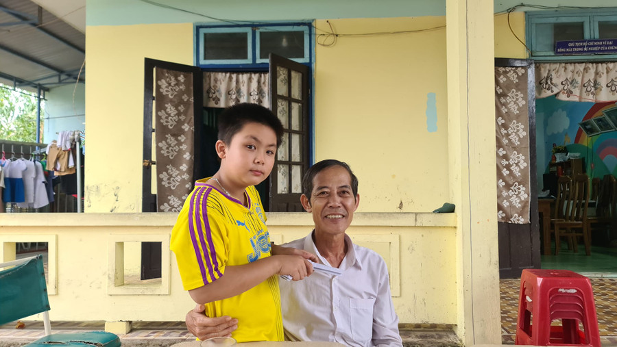 Cựu chiến binh Huỳnh Tấn Hùng bên một em nhỏ được nuôi dưỡng tại trung tâm. Cựu chiến binh Huỳnh Tấn Hùng bên một em nhỏ được nuôi dưỡng tại trung tâm.
