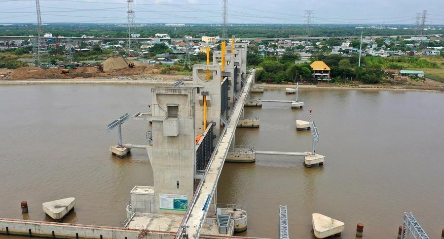 Hình ảnh cống ngăn triều Cây Khô, trên sông Cần Giuộc nối huyện Nhà Bè với Bình Chánh, TPHCM. Hình ảnh cống ngăn triều Cây Khô, trên sông Cần Giuộc nối huyện Nhà Bè với Bình Chánh, TPHCM.